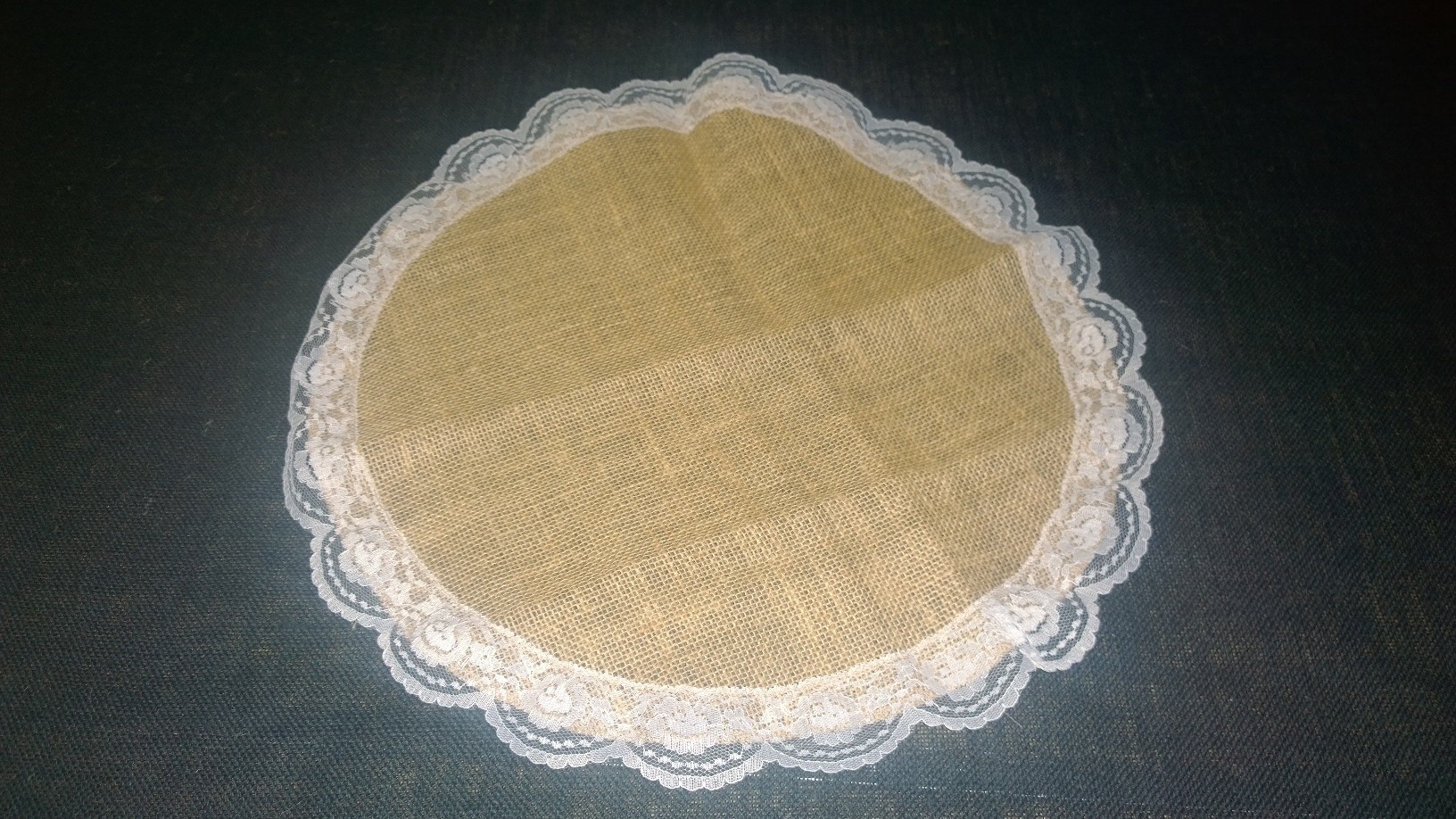 Burlap with Lace Circle - White - Click Image to Close
