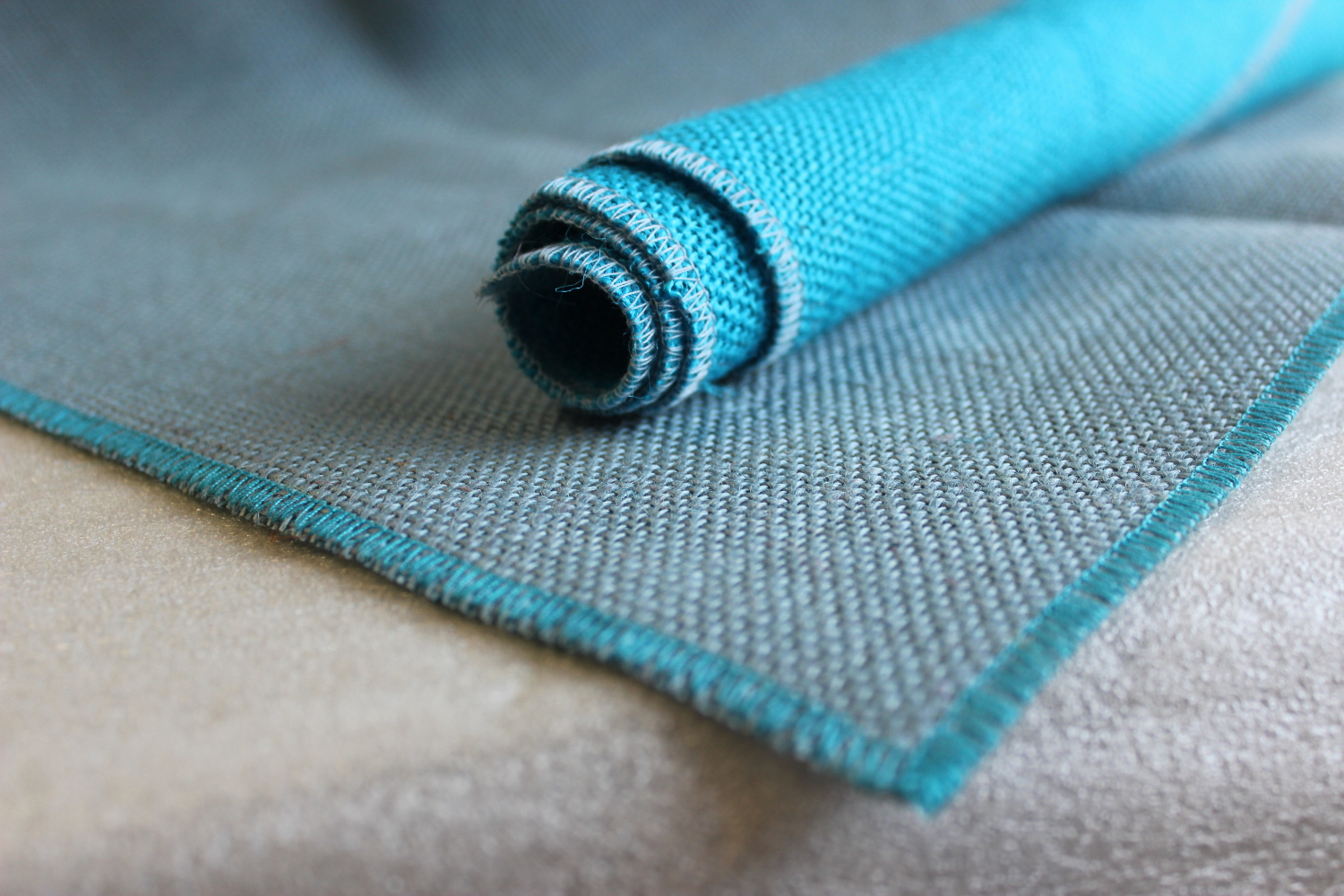 Set of Light Blue Runner Turquoise Edge w/ 4 Contrasting Napkins - Click Image to Close