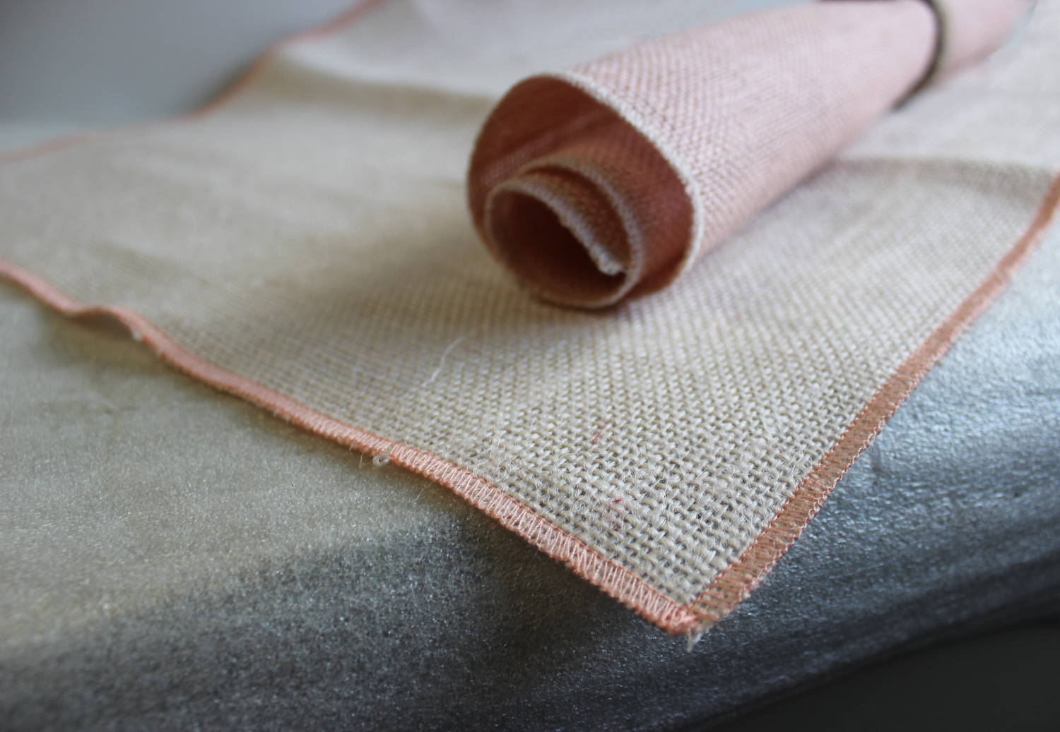 Set of Oyster Runner Peach Edge with 4 Contrasting Napkins