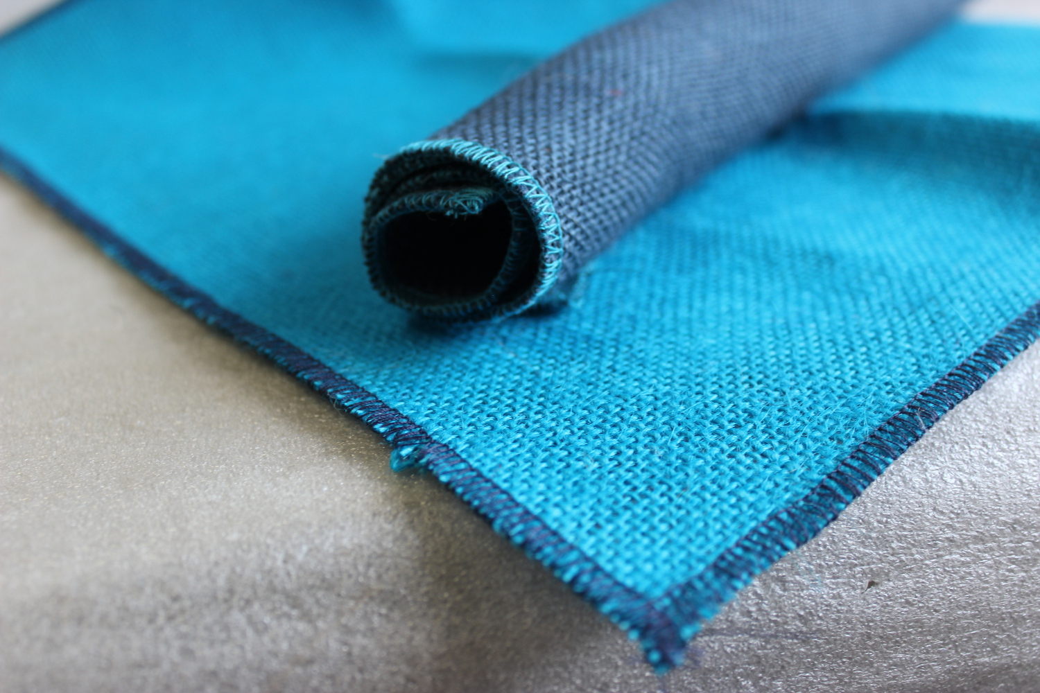 Set of Turquoise Runner Navy Edge with 4 Contrasting Napkins