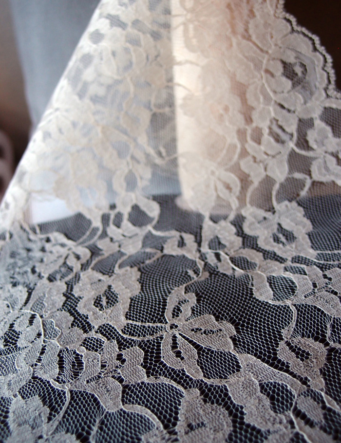 14" Ivory Lace Runner - 10 Yards